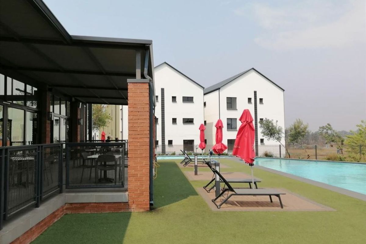 Charming 1-Bedroom Apartment with Pool Access - Photo 3
