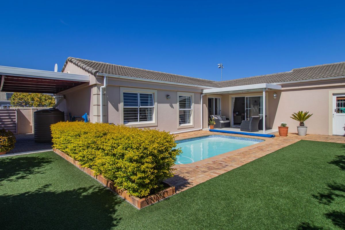 North-Facing Family Gem on a Corner Plot – Solid Sunningdale Home with Dual Access - Photo 5