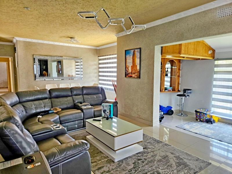Modern 3-Bedroom Family Home for Sale - Photo 3