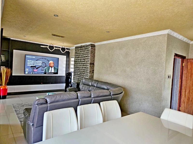 Modern 3-Bedroom Family Home for Sale - Photo 5