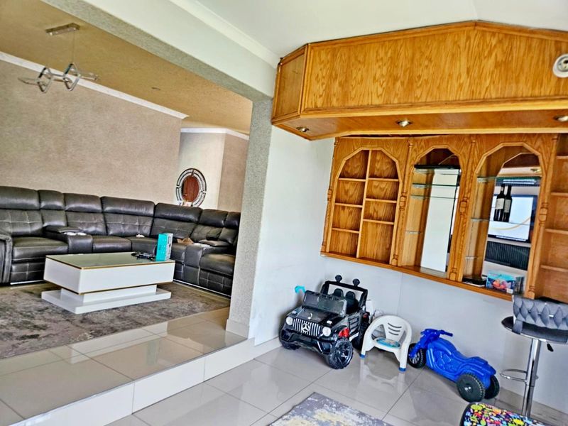 Modern 3-Bedroom Family Home for Sale - Photo 7