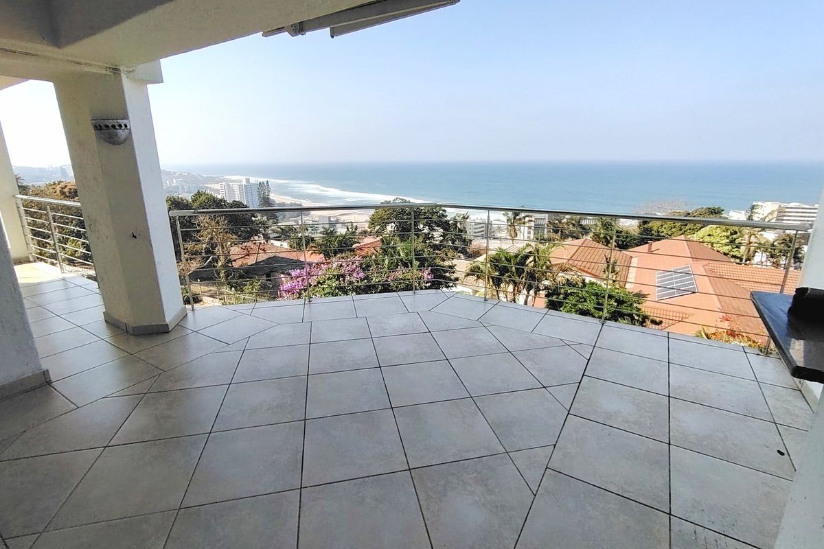 REDUCED TO SELL. Kick your shoes off and enjoy the sea view from your balcony.  - Photo 3