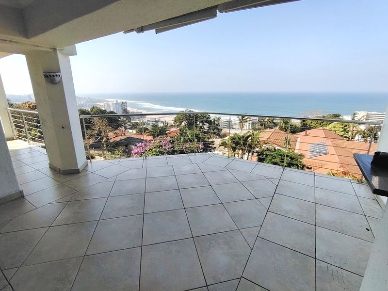 REDUCED TO SELL. Kick your shoes off and enjoy the sea view from your balcony.  - Photo 3