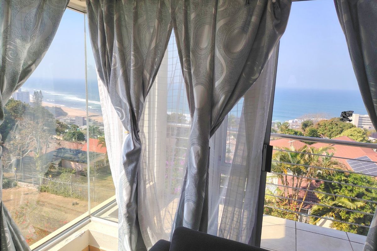REDUCED TO SELL. Kick your shoes off and enjoy the sea view from your balcony.  - Photo 4