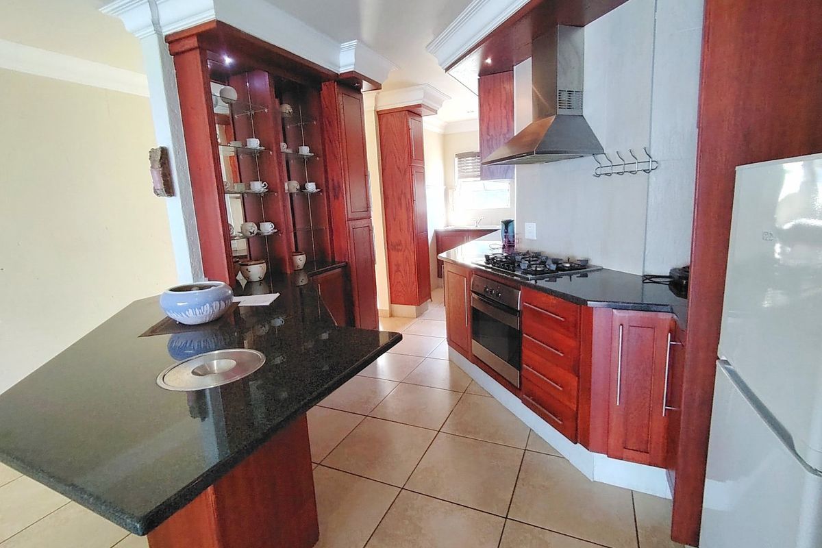 REDUCED TO SELL. Kick your shoes off and enjoy the sea view from your balcony.  - Photo 5