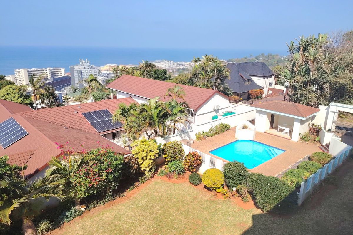 REDUCED TO SELL. Kick your shoes off and enjoy the sea view from your balcony.  - Photo 2