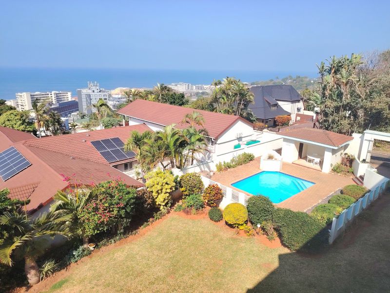 REDUCED TO SELL. Kick your shoes off and enjoy the sea view from your balcony.  - Photo 2