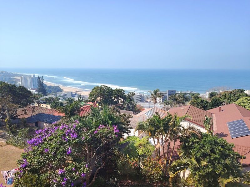 REDUCED TO SELL. Kick your shoes off and enjoy the sea view from your balcony.  - Photo 1