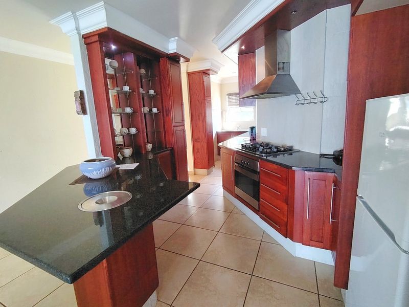 REDUCED TO SELL. Kick your shoes off and enjoy the sea view from your balcony.  - Photo 5