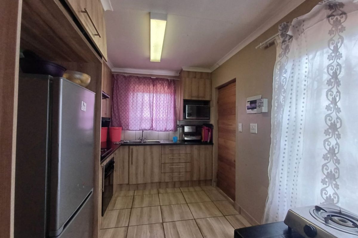 Charming 3-Bedroom Family Home for Sale in Ellaton, Klerksdorp - Photo 5