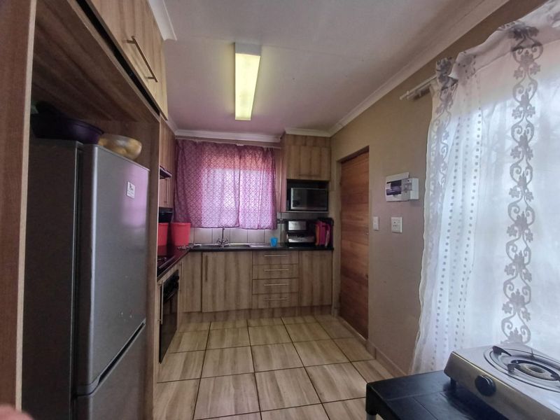 Charming 3-Bedroom Family Home for Sale in Ellaton, Klerksdorp - Photo 5