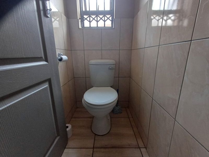 Charming 3-Bedroom Family Home for Sale in Ellaton, Klerksdorp - Photo 8