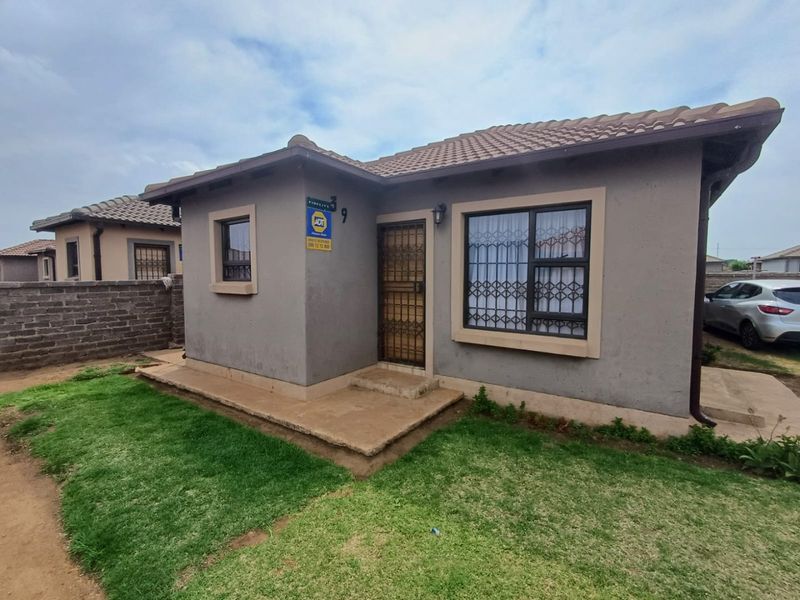 Charming 3-Bedroom Family Home for Sale in Ellaton, Klerksdorp - Photo 2