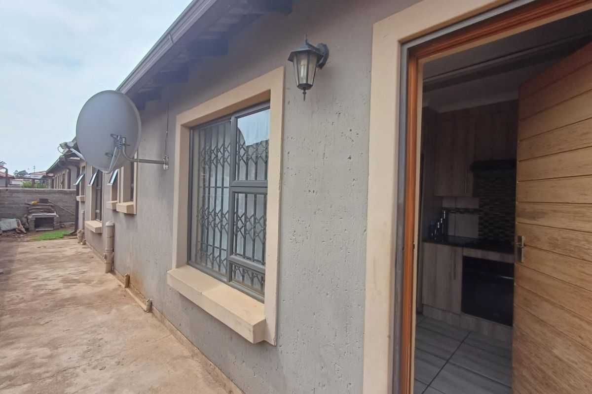 Charming 3-Bedroom Family Home for Sale in Ellaton, Klerksdorp - Photo 3