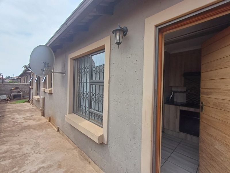 Charming 3-Bedroom Family Home for Sale in Ellaton, Klerksdorp - Photo 3