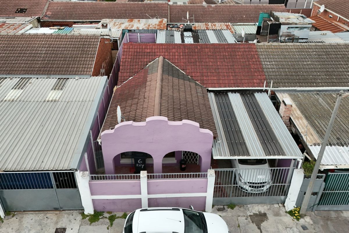 3 Bedroom Entertainers Dream in Prime Location! - Photo 2