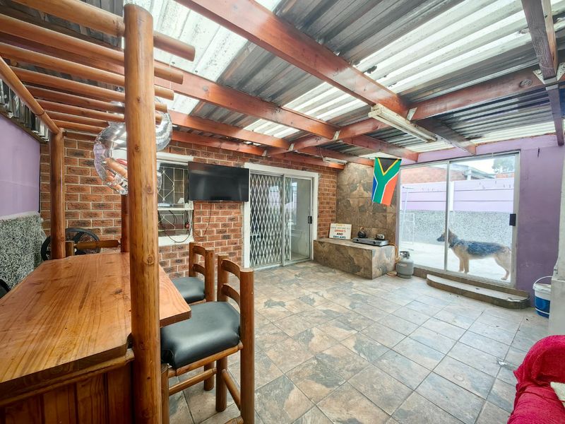 3 Bedroom Entertainers Dream in Prime Location! - Photo 10