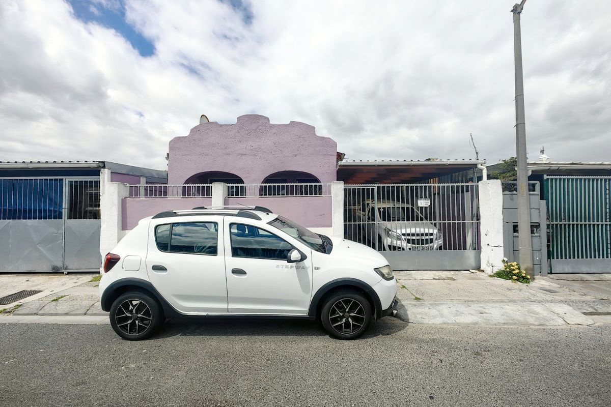 3 Bedroom Entertainers Dream in Prime Location! - Photo 3