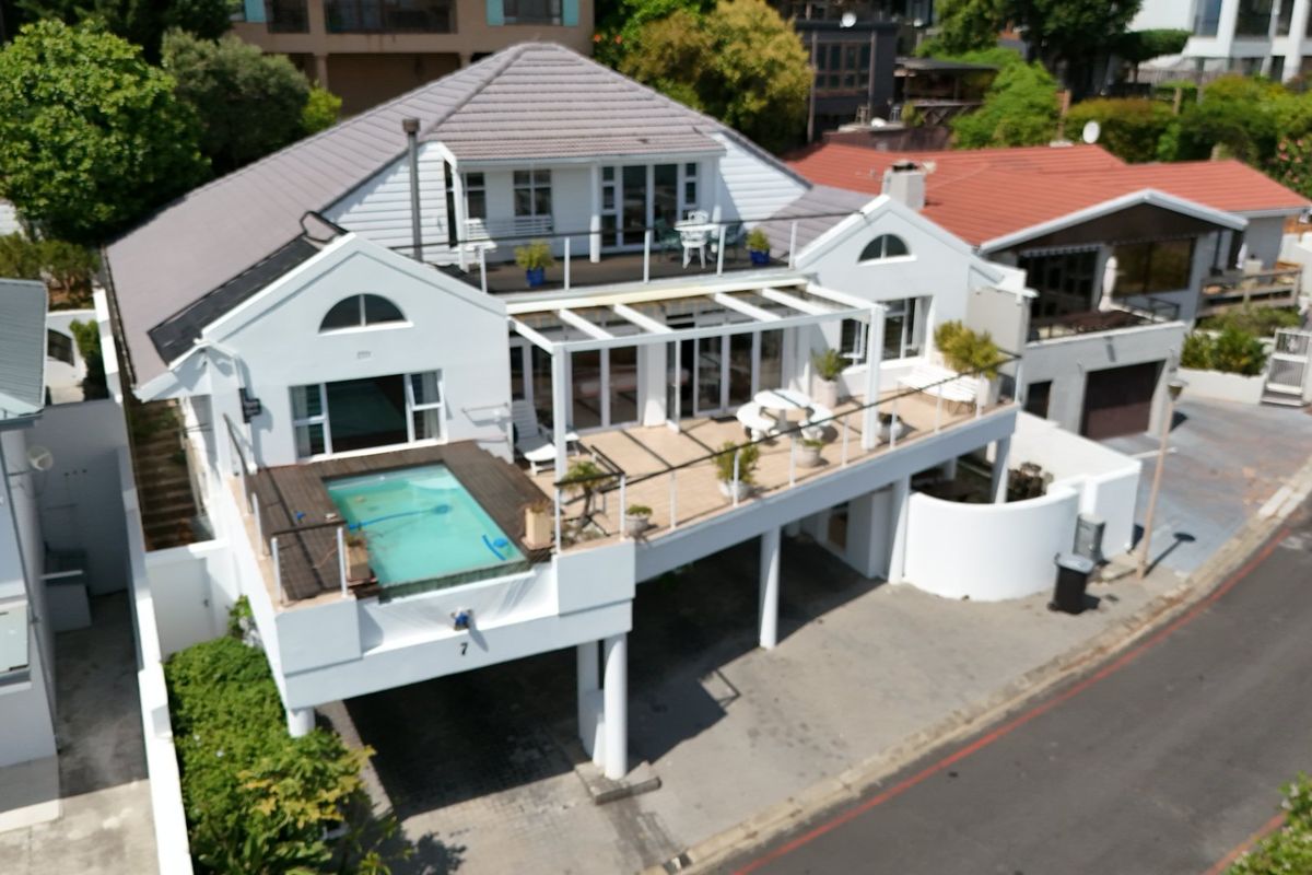 3 Bedroom Entertainers Dream in Prime Location! - Photo 2