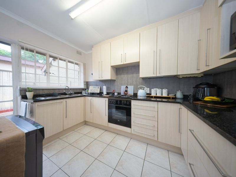 Simplex Living in Sought-After Area - Photo 4