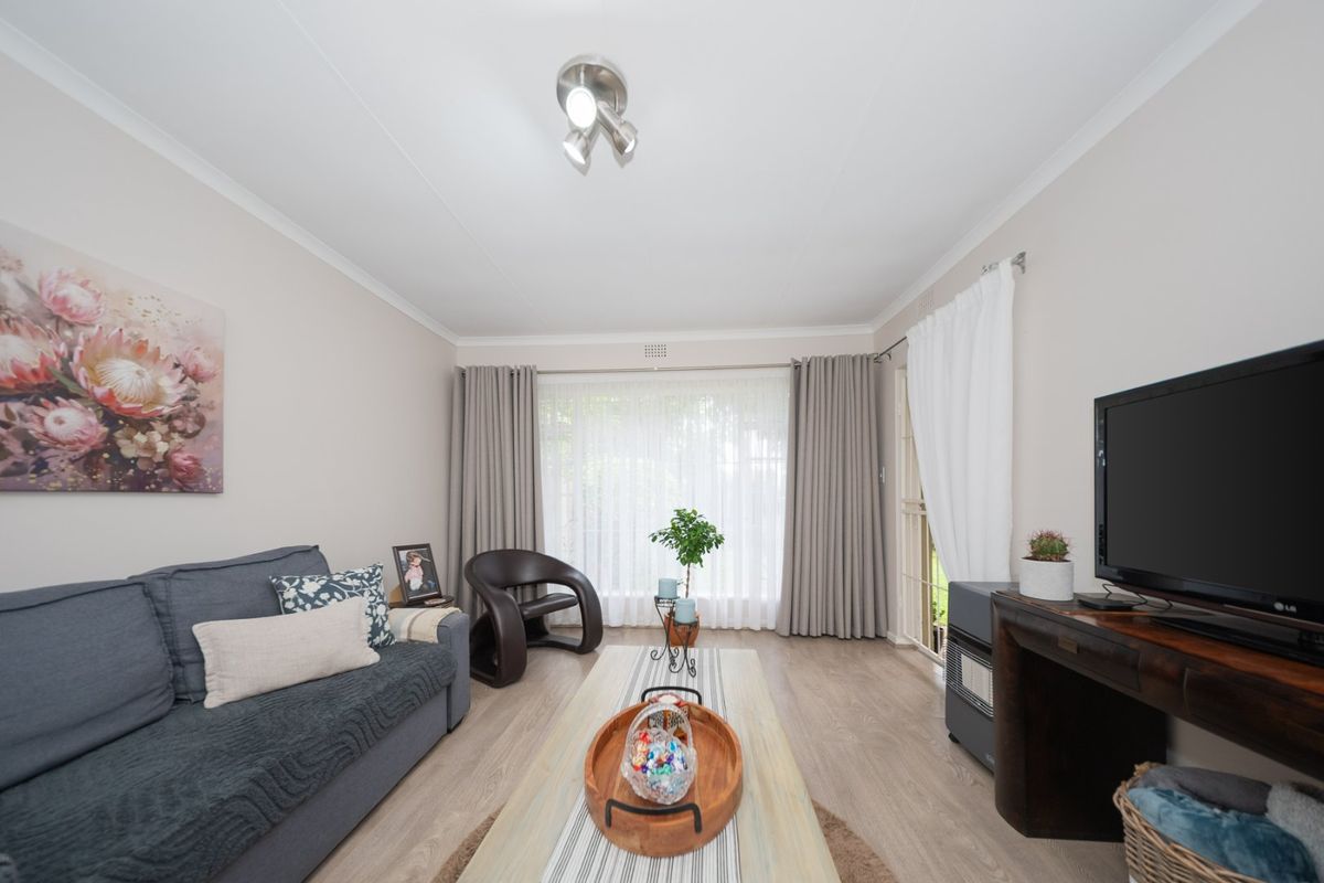 Simplex Living in Sought-After Area - Photo 2