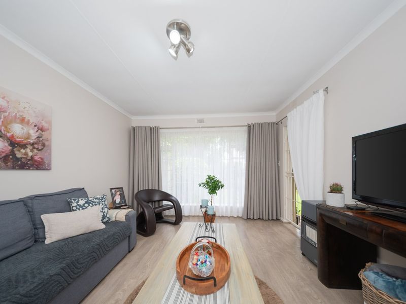 Simplex Living in Sought-After Area - Photo 2