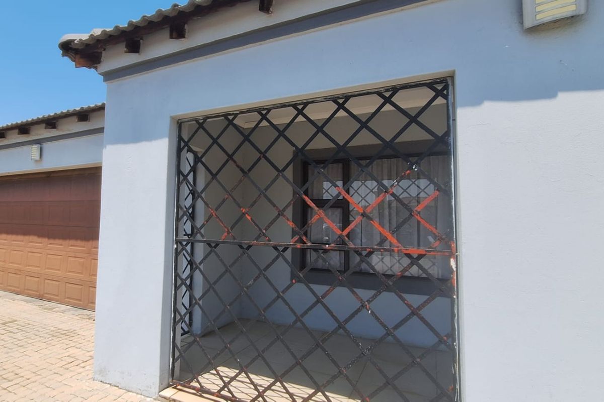 6 Bedroom Townhouse for sale in Flamwood - Photo 3