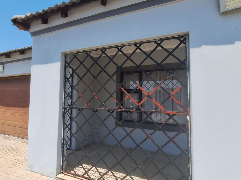 6 Bedroom Townhouse for sale in Flamwood - Photo 3