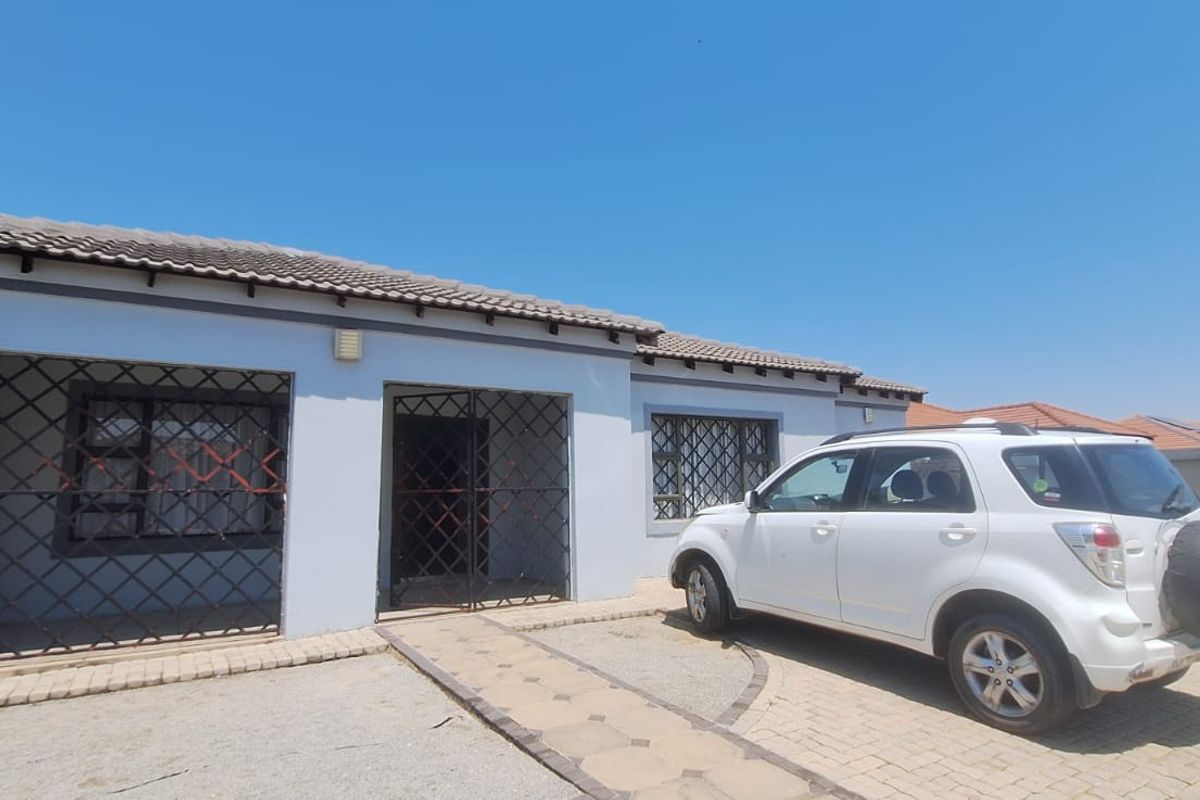 6 Bedroom Townhouse for sale in Flamwood - Photo 2