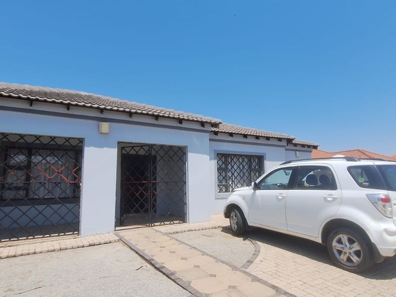 6 Bedroom Townhouse for sale in Flamwood - Photo 2