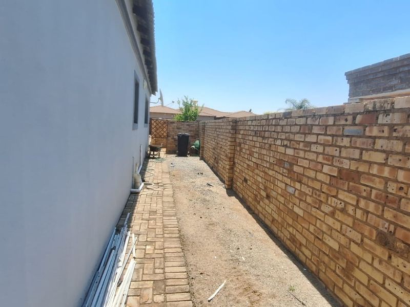 6 Bedroom Townhouse for sale in Flamwood - Photo 8