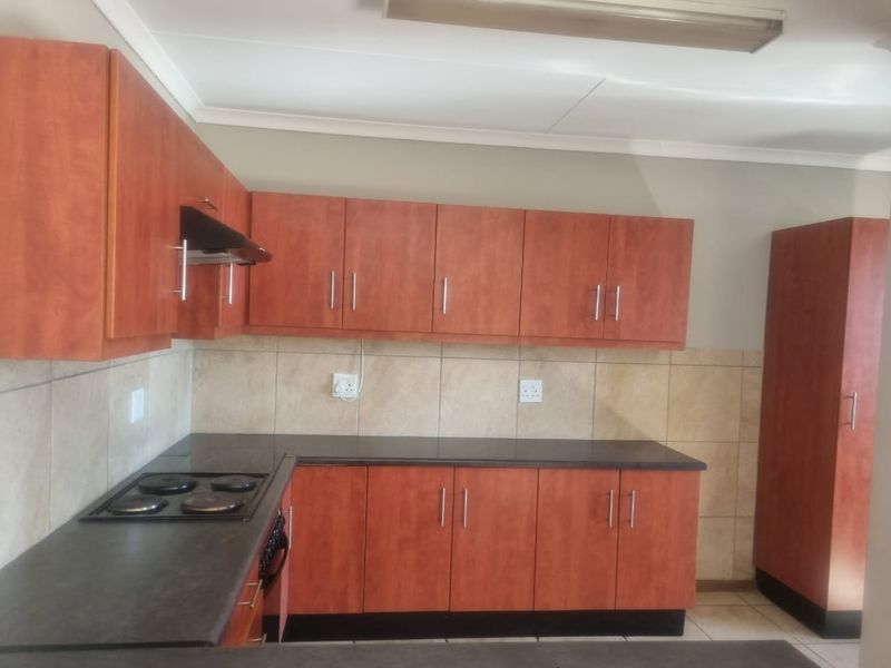 THREE BEDROOM TOWNHOUSE AVAILABLE IN WELL KNOWN SERCURITY ESTATE IN BENDOR POLOKWANE - Photo 2