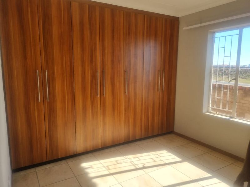 THREE BEDROOM TOWNHOUSE AVAILABLE IN WELL KNOWN SERCURITY ESTATE IN BENDOR POLOKWANE - Photo 4