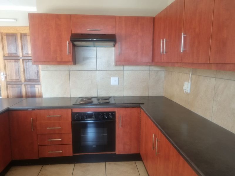 THREE BEDROOM TOWNHOUSE AVAILABLE IN WELL KNOWN SERCURITY ESTATE IN BENDOR POLOKWANE - Photo 3