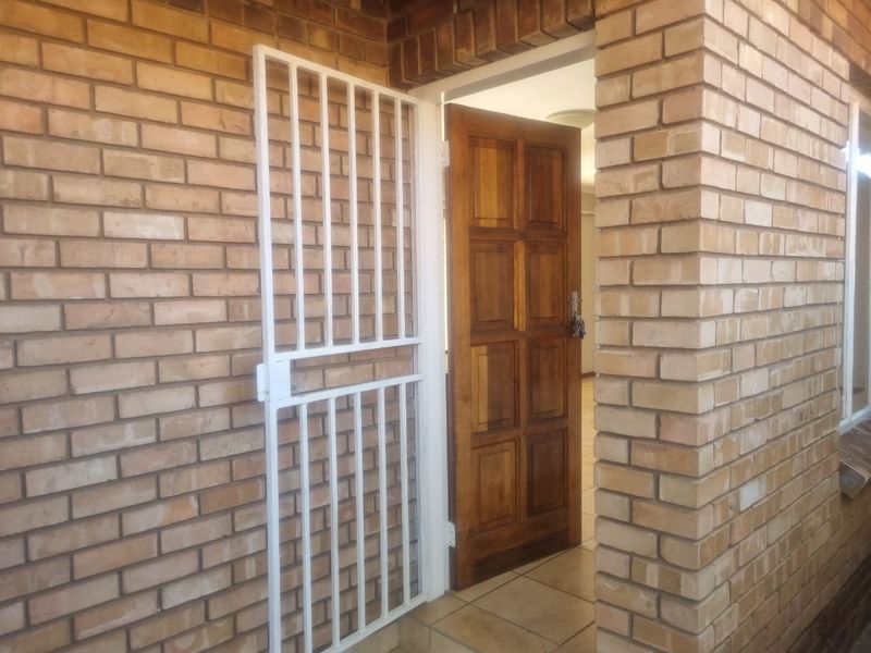 THREE BEDROOM TOWNHOUSE AVAILABLE IN WELL KNOWN SERCURITY ESTATE IN BENDOR POLOKWANE - Photo 9