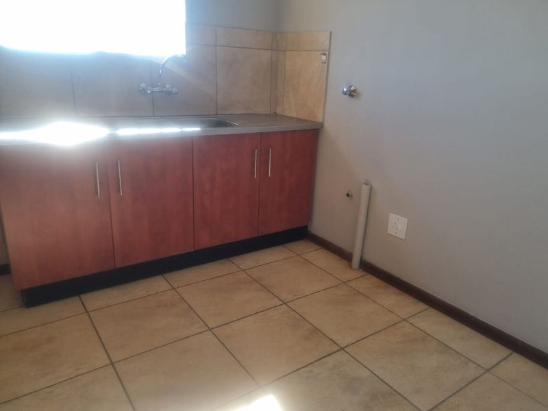 THREE BEDROOM TOWNHOUSE AVAILABLE IN WELL KNOWN SERCURITY ESTATE IN BENDOR POLOKWANE - Photo 5