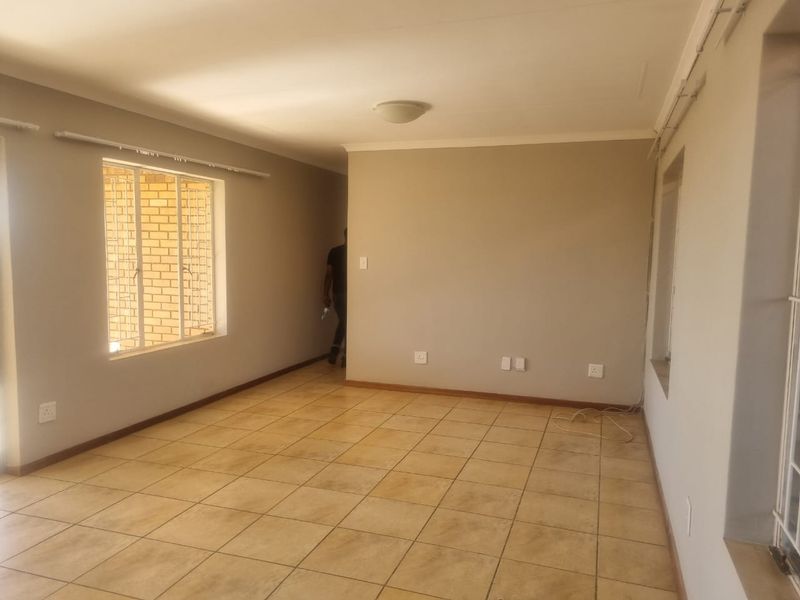 THREE BEDROOM TOWNHOUSE AVAILABLE IN WELL KNOWN SERCURITY ESTATE IN BENDOR POLOKWANE - Photo 8