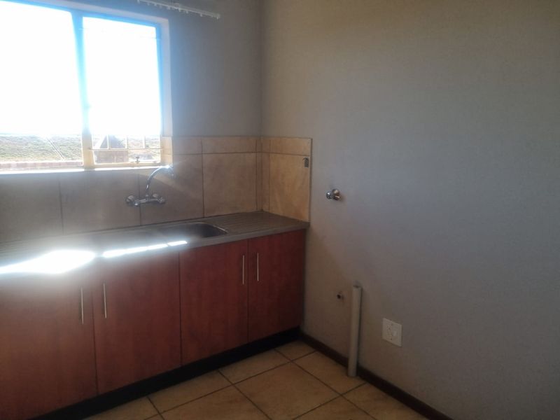 THREE BEDROOM TOWNHOUSE AVAILABLE IN WELL KNOWN SERCURITY ESTATE IN BENDOR POLOKWANE - Photo 7