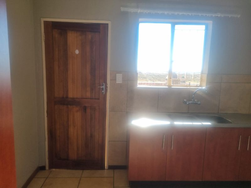 THREE BEDROOM TOWNHOUSE AVAILABLE IN WELL KNOWN SERCURITY ESTATE IN BENDOR POLOKWANE - Photo 6