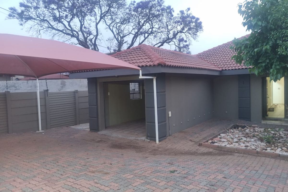 THREE BEDROOM TOWN HOUSE AVAILABLE IMMEDIATLEY IN POLOKWANE CENTRAL - Photo 3