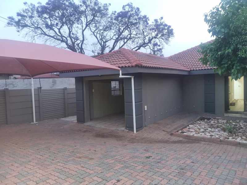 THREE BEDROOM TOWN HOUSE AVAILABLE IMMEDIATLEY IN POLOKWANE CENTRAL - Photo 3