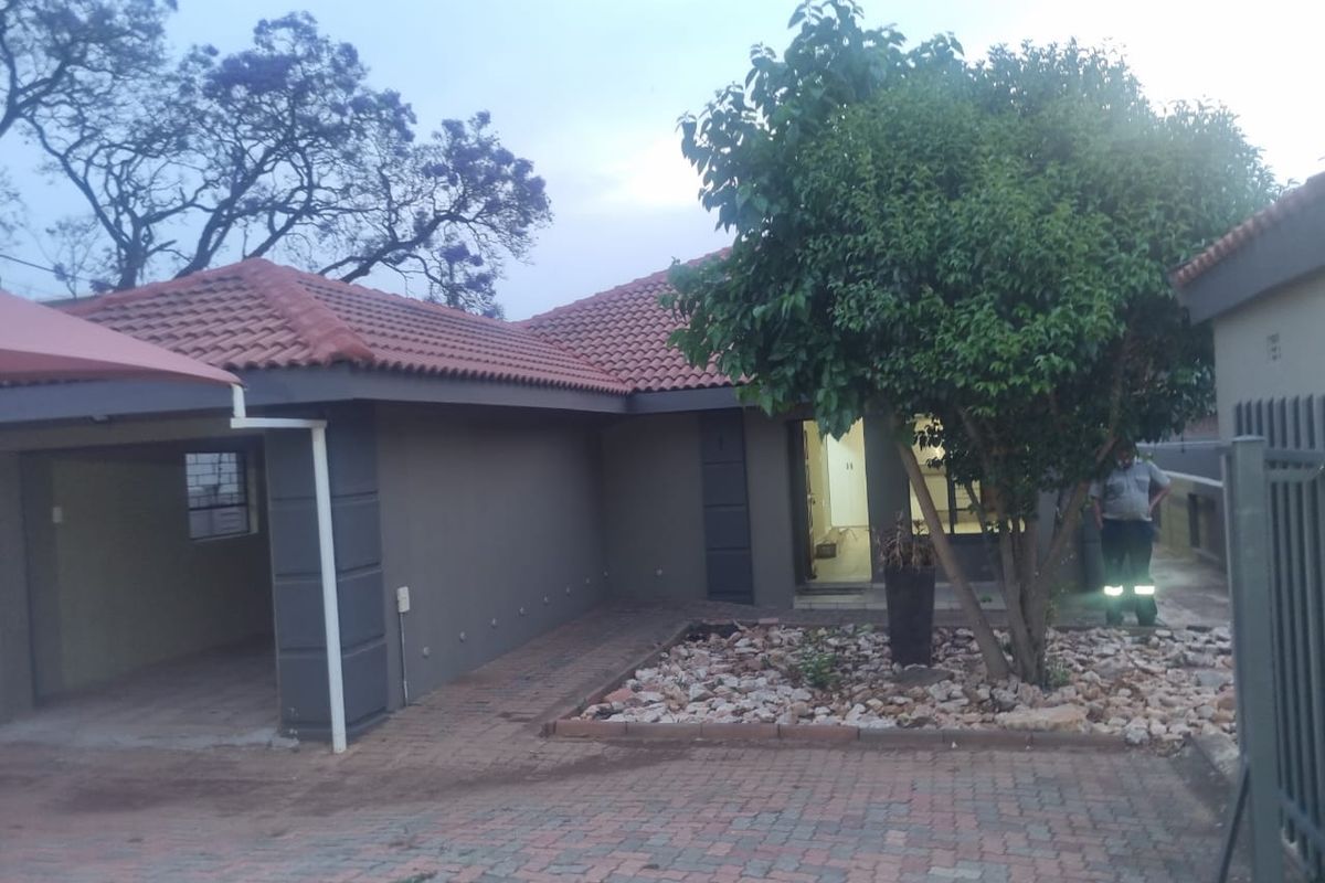 THREE BEDROOM TOWN HOUSE AVAILABLE IMMEDIATLEY IN POLOKWANE CENTRAL - Photo 2