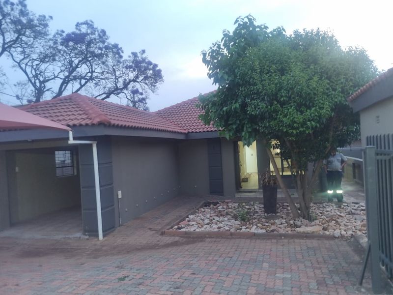 THREE BEDROOM TOWN HOUSE AVAILABLE IMMEDIATLEY IN POLOKWANE CENTRAL - Photo 2