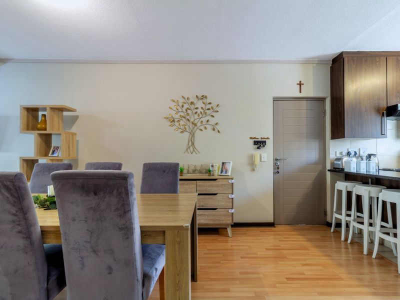 Beautifully Maintained and Super Spacious GROUND FLOOR Unit in an Upmarket Lifestyle Estate in Lonehill - Photo 4