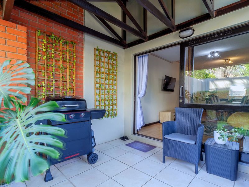 Beautifully Maintained and Super Spacious GROUND FLOOR Unit in an Upmarket Lifestyle Estate in Lonehill - Photo 8