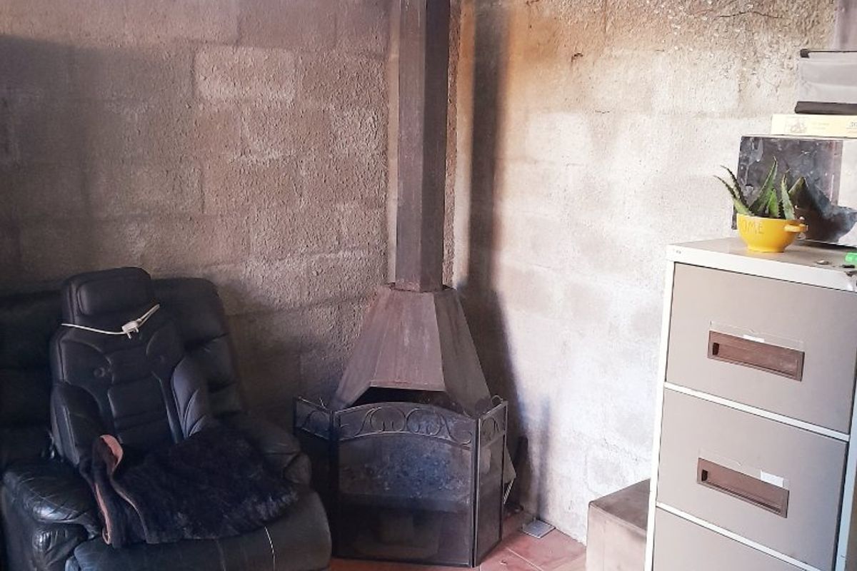 Charming 2-Bedroom Family Home with Fireplace & Spacious Yard - Photo 4