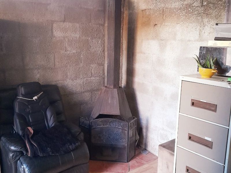 Charming 2-Bedroom Family Home with Fireplace & Spacious Yard - Photo 4