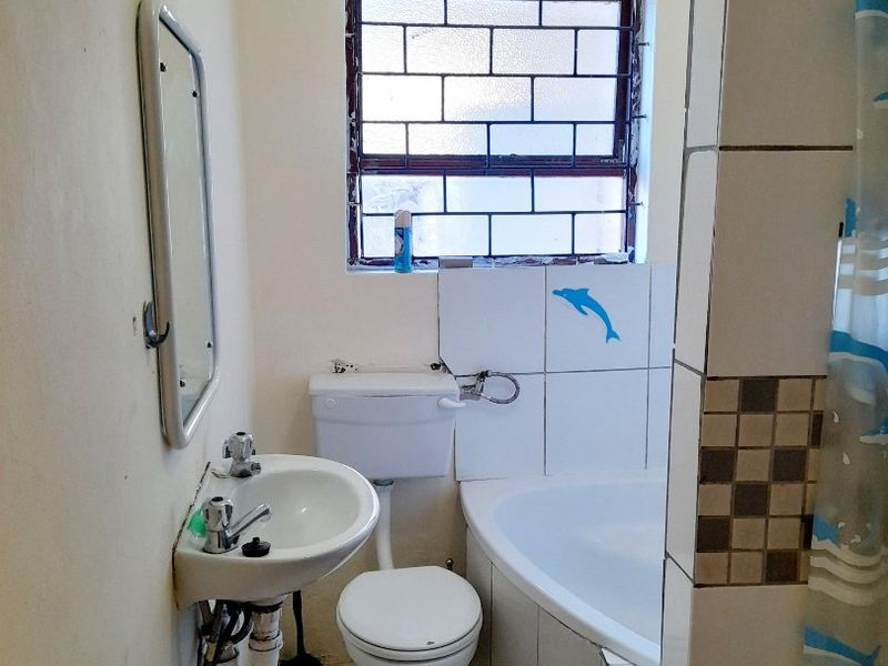 Charming 2-Bedroom Family Home with Fireplace & Spacious Yard - Photo 10