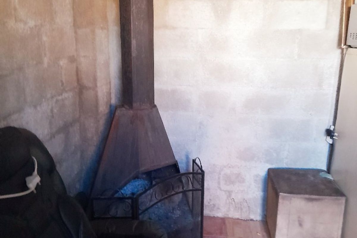 Charming 2-Bedroom Family Home with Fireplace & Spacious Yard - Photo 5