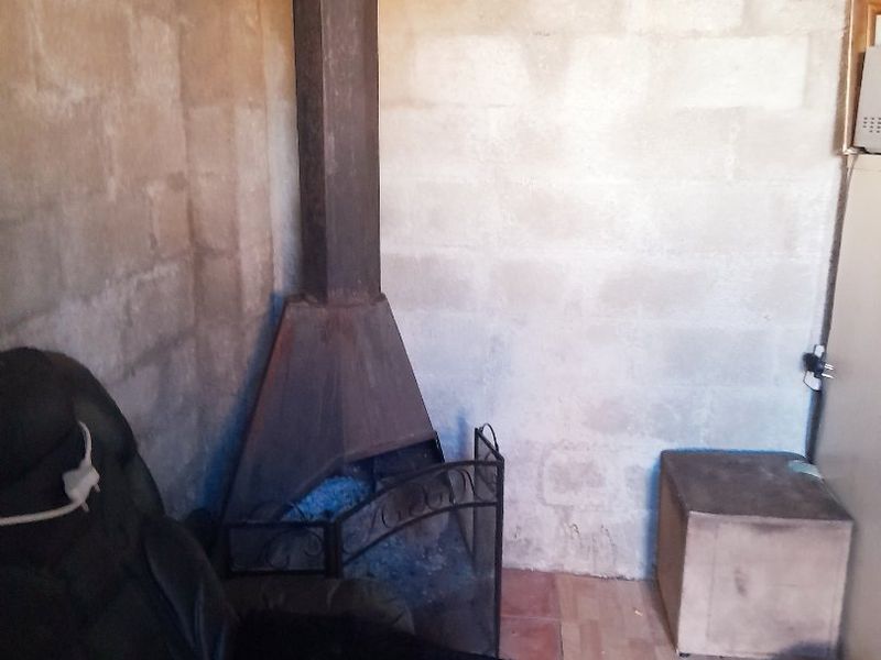 Charming 2-Bedroom Family Home with Fireplace & Spacious Yard - Photo 5